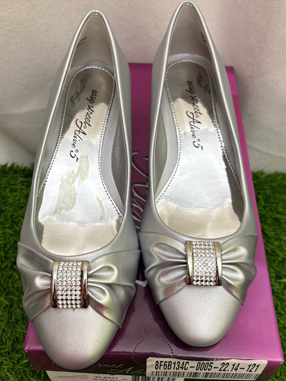 easy street Alive 5 Silver Satin Low Block Heel Pumps Size 7